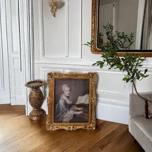Detailansicht eines verzierten goldenen Harzbilderrahmens in einem Vintage-Schlafzimmer