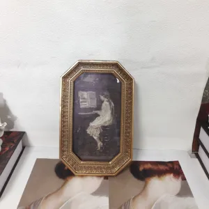 Dettaglio di una cornice dorata ottagonale vintage con design di pittura a olio