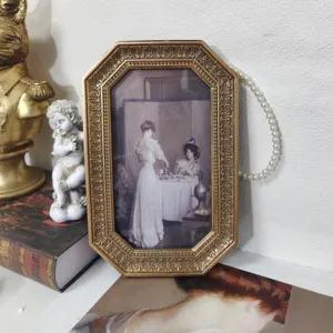 Elegante cornice ottagonale dorata vintage con decorazione classica di pittura a olio