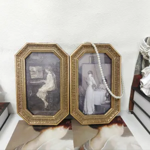 Due eleganti cornici ottagonali in oro vintage con decorazioni in pittura a olio classica.