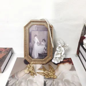 Dettaglio di una cornice per foto ottagonale dorata vintage con pittura classica