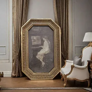 Dipinto ottagonale dorato di un pianista in un lussuoso ambiente domestico classico.