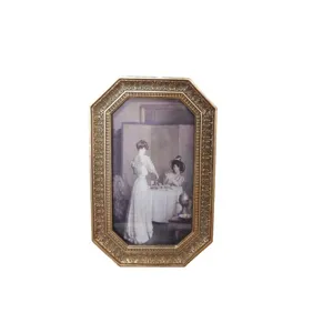 Cornice per foto ottagonale dorata ornata vintage con pittura vittoriana classica
