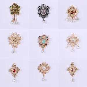 Detalle de nueve broches de estilo barroco vintage con perlas y piedras preciosas