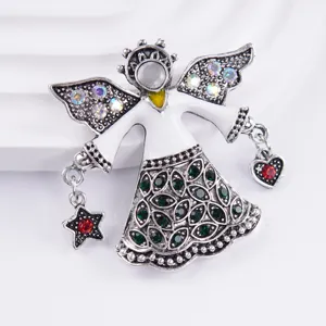 Gedetailleerde weergave van een vintage witte engelbroche met iriserende strass en sterren.