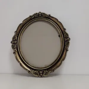 Eleganter barocker Vintage-Fotorahmen, oval, goldgeprägt mit kunstvollen Details.