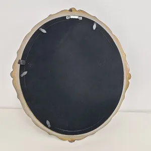 Nahaufnahme der Rückseitenstruktur eines barocken Goldrahmens mit Clips und Haken