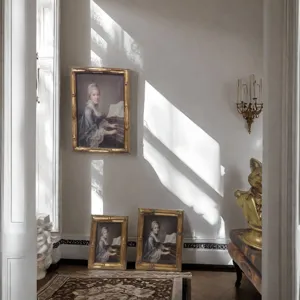 Nahaufnahme des europäischen Vintage-Gold-Bildererrahmens mit verziertem Antik-Finish.