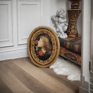 Cornice ovale vintage in resina dorata con eleganti intagli di rose e dipinto classico