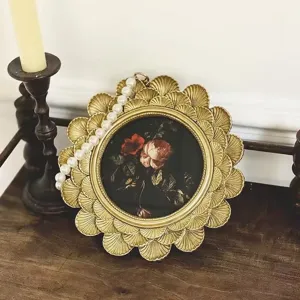 Vintage American style round gold resin photo frame with intricate shell carvings