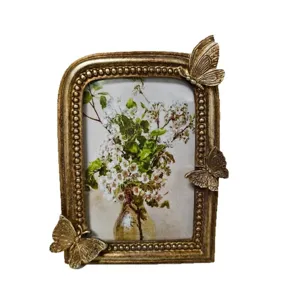 Cornice portafoto vintage dorata con farfalle, stile europeo per decorazione d'interni casa.