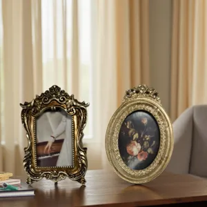 Detalle de marcos de fotos de resina vintage con bordes ornamentados y estilo de decoración.