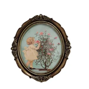 Antiker barocker goldener ovaler Bilderrahmen mit klassischer Rosen-Illustration.