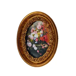 Cornice ovale vintage in resina dorata con intagli floreali e pittura floreale