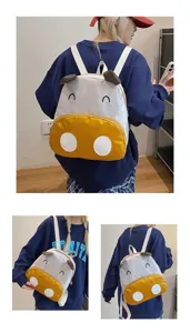 Detailansicht eines süßen Comic-Kuh-Rucksacks für Kinder, getragen von einem Model