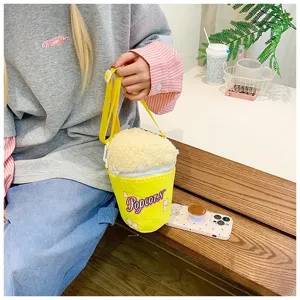 Photo lifestyle d'un modèle portant un adorable sac bandoulière en peluche en forme de pop-corn