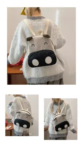 Süßer Cartoon-Kuh-Rucksack an einem Modell aus verschiedenen Winkeln für Schüler.