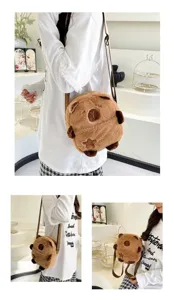 Détail du sac à bandoulière en peluche capybara brun avec texture douce et poilue