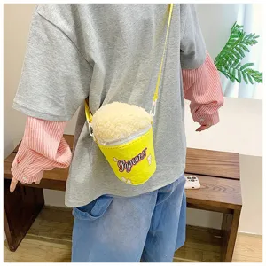 Vue détaillée d'un joli sac à bandoulière en peluche en forme de pop-corn