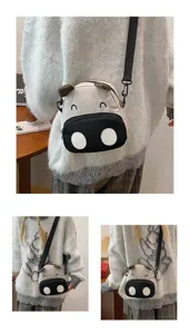 Detailansicht einer süßen Cartoon-Kuh-Umhängetasche mit einem weißen flauschigen Pullover