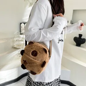 Sac à bandoulière Capybara en peluche marron porté pour un look mignon et décontracté