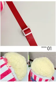 Détail de la sangle réglable rouge et de la texture en peluche popcorn du sac à dos enfant