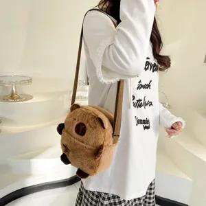 Gros plan d'un sac à bandoulière en peluche capybara marron à la texture douce et poilue