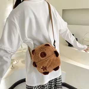 Gros plan sur un joli sac bandoulière Capybara en peluche avec de la fausse fourrure