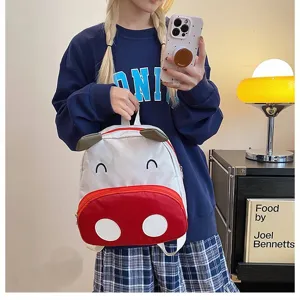 Niedlicher weiß-roter Comic-Kuh-Rucksack für Kinder in einer gemütlichen Umgebung.