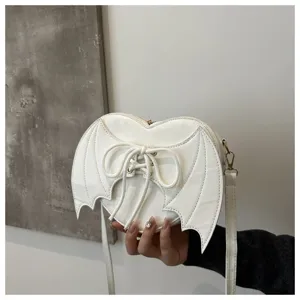 Unieke witte hartvormige crossbodytas met vleermuisvleugels en een vetersluiting