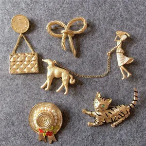 Broche Nœud en Or Vintage pour Femmes Alliage Perle Artificielle Strass Chat Chapeau de Paille Épingles en Métal Accessoires de Vêtements