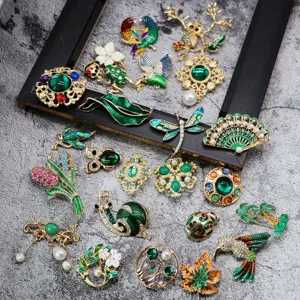 Vintage Zinc Alloy Enamel Green Plant Animal Brooch For Women Gold Rhinestone Artificial Pearl Pin Scarf Buckle Wedding Party Jewelry Gift