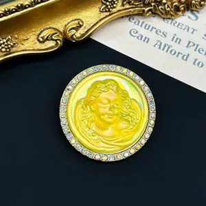 Squisita spilla rotonda stile vintage con rilievo di angelo giallo e strass iridescenti