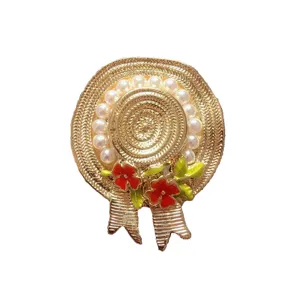 Broche chapeau vintage en métal doré avec perles blanches et nœud floral rouge élégant