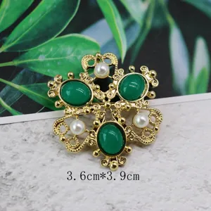 Vintage gold-tone brooch with green stones and pearls, size detail 3.6cm by 3.9cm