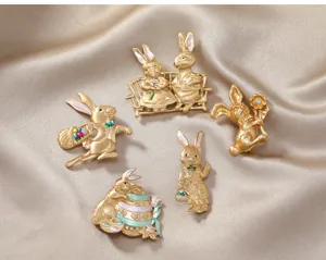 Vue détaillée de cinq broches lapin en or mat vintage dans diverses poses mignonnes