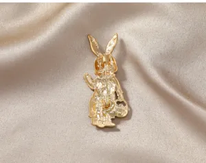Vue arrière d'une broche lapin dorée rétro avec fermeture à épingle.