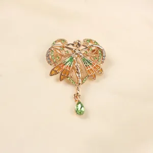 Broche de ángel estilo barroco con diamantes de imitación verdes y alas de esmalte