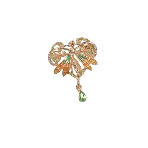 Elegante broche de corazón de ángel barroco vintage con esmalte verde y cristal