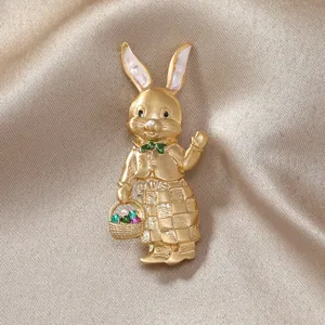 Broche lapin vintage en or mat avec une jupe à carreaux et panier décoratif