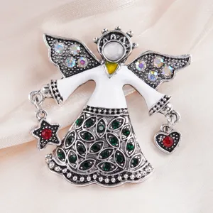 Gedetailleerd overzicht van een vintage witte engelbroche met kleurrijke strasstenen
