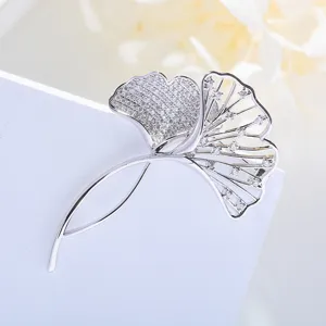 Detailopname van een vintage ginkgo blad broche in zilver met fonkelende zirconen