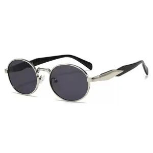 Vista lateral de gafas de sol vintage redondas con montura de metal plateado
