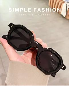 Nahaufnahme einer modischen schwarzen Polygon-Sonnenbrille mit dunklen Gläsern im Freien