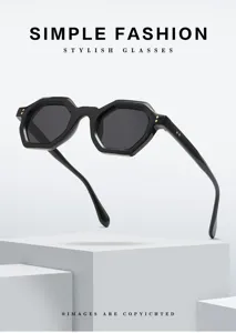 Premium schwarze Polygon Sonnenbrille auf weißen minimalistischen Podesten