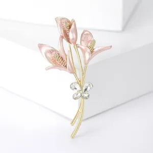 Exquisito broche de ramo de flores de esmalte rosa con una mariposa de cristal brillante
