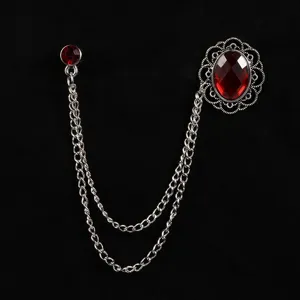 Elegante spilla a catena in argento con cristalli rossi sfaccettati e filigrana