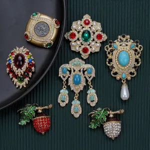 Vintage Baroque Palace Style Alloy Rhinestone Brooch Retro Palace Corsage Suit Pin Jewelry Accessory For Women Gift