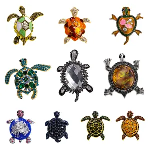 Broche tortue élégante en émail avec des cristaux étincelants et détails colorés