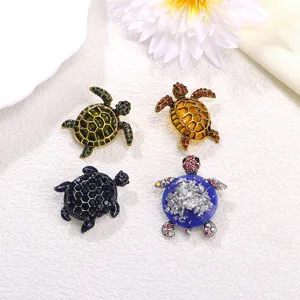 Ensemble de broches tortue vintage avec émail coloré et détails en cristal.
